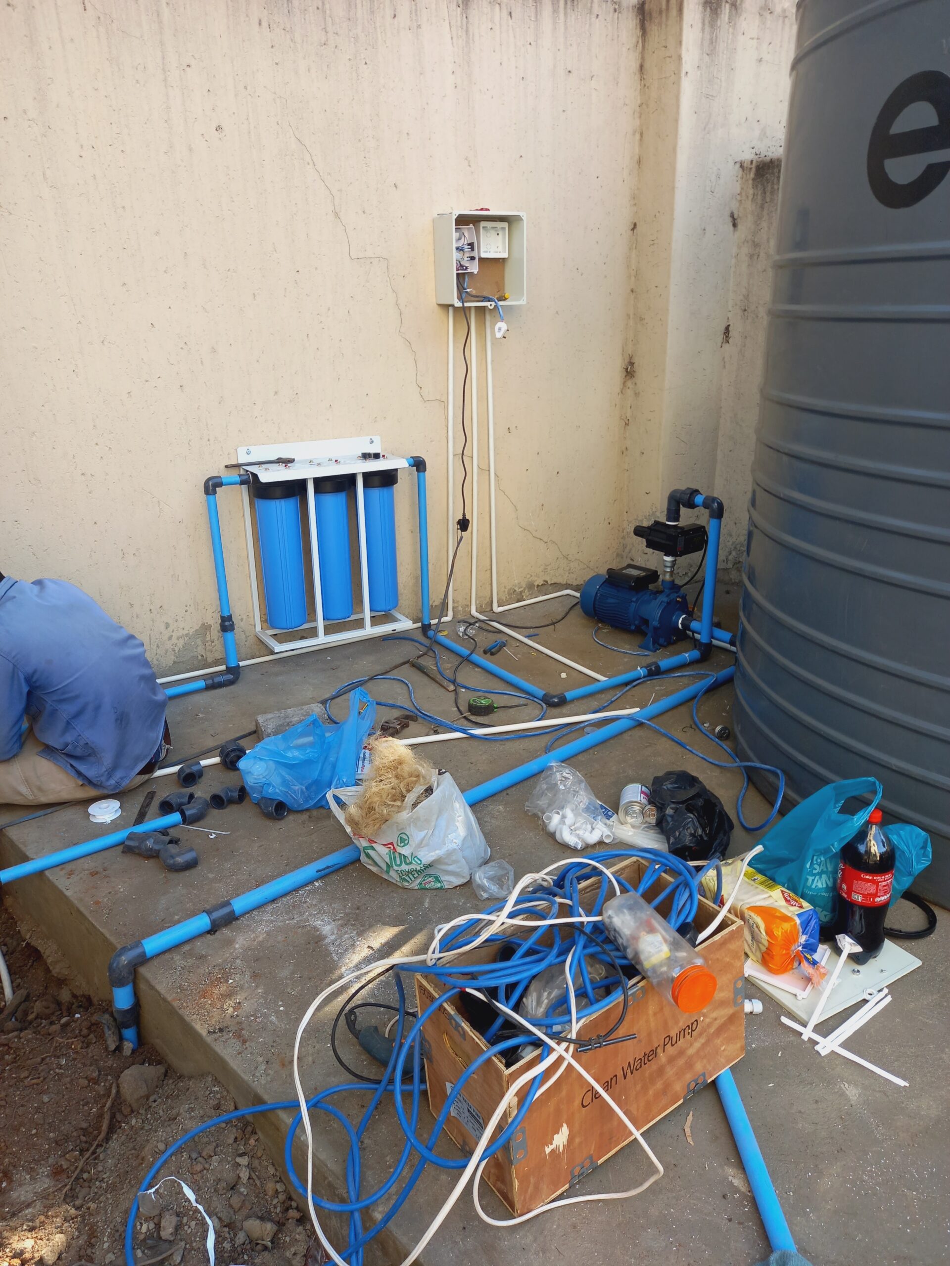 Borehole installation with casing and headworks