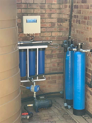 Borehole boring operation with drilling mast raised