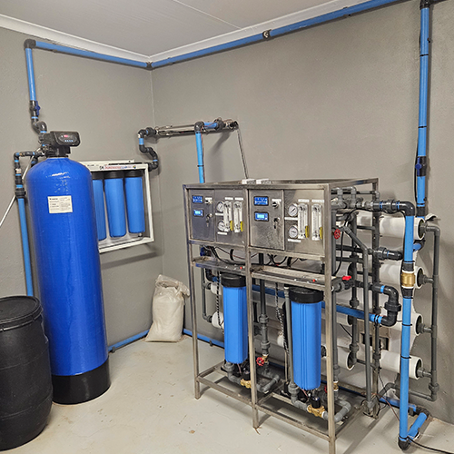 Water tank control system with pressure management