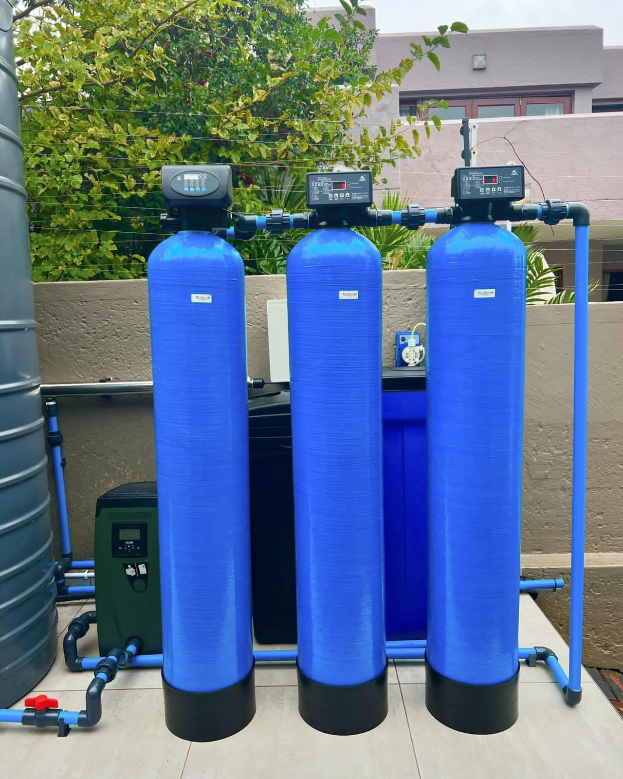 Water purification system delivering clean drinking water
